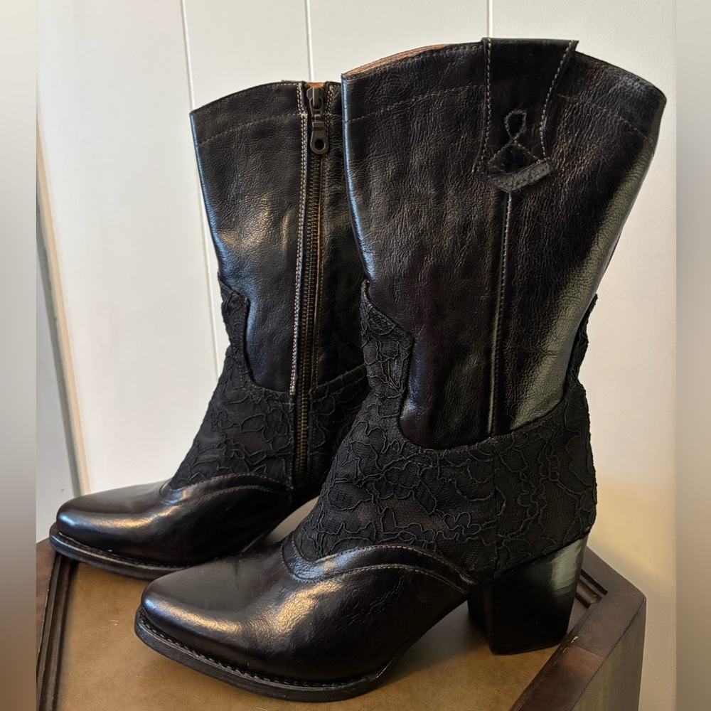 NWT Oak Tree Farms Basanti Boots Size 8.5 Black Leather w/Black Lace 2.5” Heel